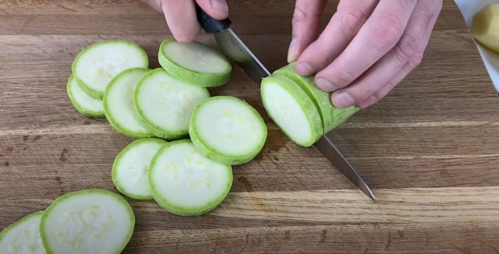 Zapečená cuketa s novými bramborami, rajčaty a bešamelovou omáčkou - Zapečené cuketové potěšení!