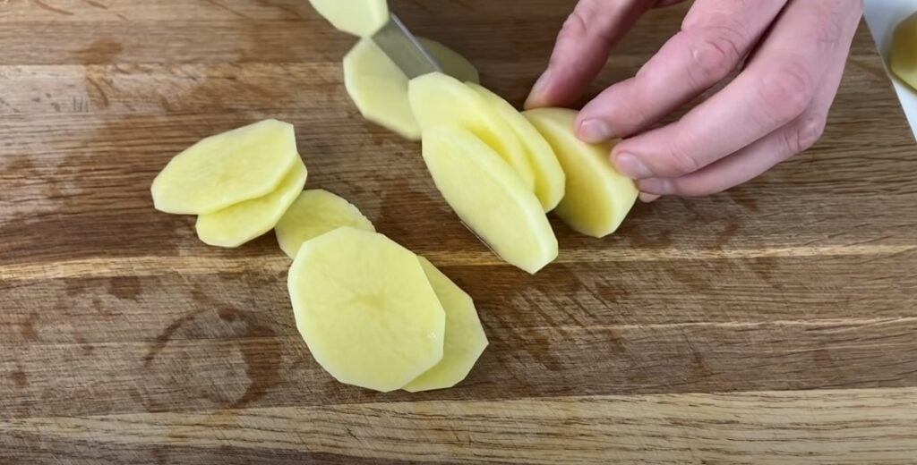 Zapečená cuketa s novými bramborami, rajčaty a bešamelovou omáčkou - Zapečené cuketové potěšení!