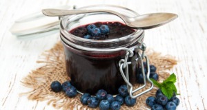 Vytvořte si svůj domácí borůvkový džem jen ze 3 ingrediencí Domácí borůvkový džem