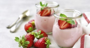 Nabízíme vám skvělý recept na domácí jahodový jogurt – Děti si ho zamilují a dospělí také Domácí jahodový jogurt! Nabízíme vám skvělý recept na domácí jahodový jogurt. Děti si ho zamilují a dospělí také. Už žádné nakupování v obchodech