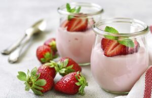 Nabízíme vám skvělý recept na domácí jahodový jogurt – Děti si ho zamilují a dospělí také Domácí jahodový jogurt! Nabízíme vám skvělý recept na domácí jahodový jogurt. Děti si ho zamilují a dospělí také. Už žádné nakupování v obchodech