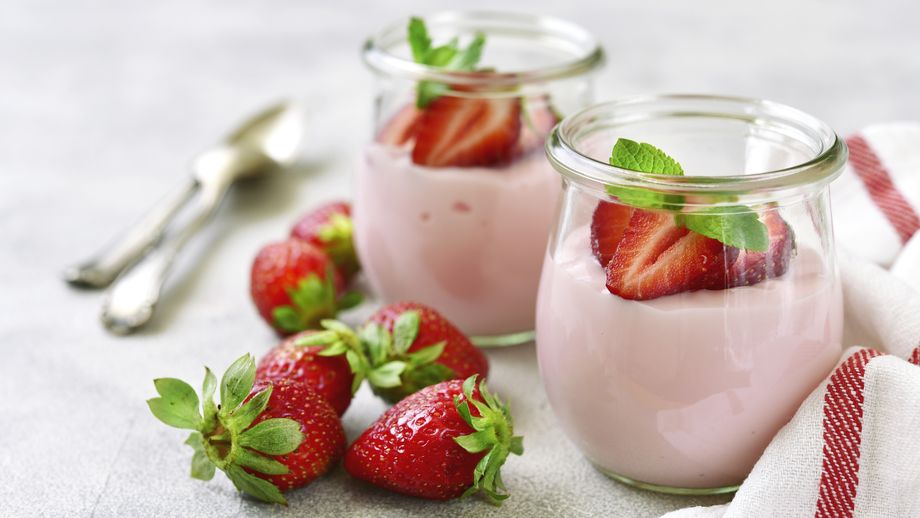 Domácí jahodový jogurt! Nabízíme vám skvělý recept na domácí jahodový jogurt. Děti si ho zamilují a dospělí také. Už žádné nakupování v obchodech
