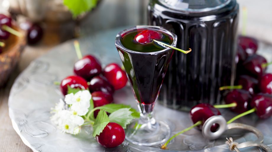 Domácí třešňový likér ve sklenici s třešněmi