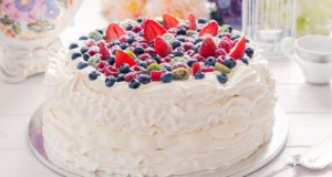 Dort Pavlova s letním ovocem – Jemná a úžasná Dort Pavlova s letním ovocem! Jemná a úžasná