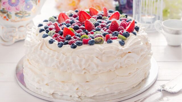 Dort Pavlova s letním ovocem! Jemná a úžasná