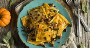 Dýňové ravioli s brynzou a šalvějovým máslem Dýňové ravioli s brynzou a šalvějovým máslem! Originální a jedinečné