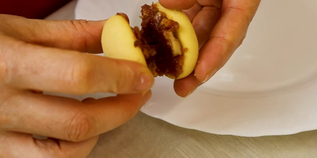 Lahodné sušenky ve tvaru broskve plněné šťavnatým krémem z marmelády, muškátového oříšku a čokolády! 