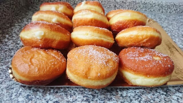 Gogosi-cu-crema-de-lapte