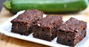 Hrníčkové kakaové brownie s cuketou – netradiční kombinace, jejímž výsledkem je extra vláčný dezert Hrníčkové kakaové brownie s cuketou