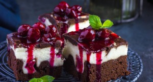 Hrníčkové tvarohové brownies s třešňovou omáčkou Hrníčkové tvarohové brownies s třešňovou omáčkou
