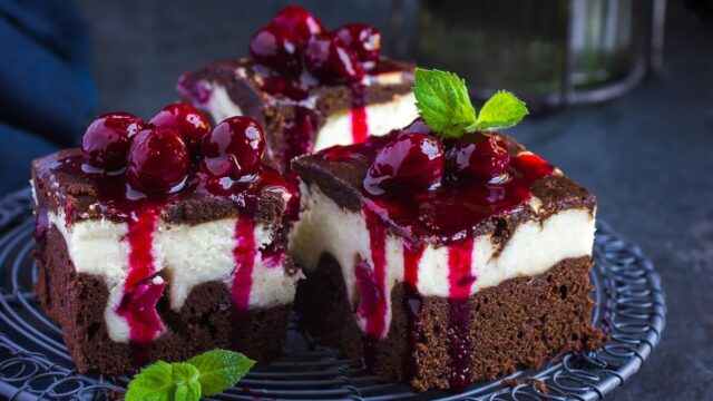 Hrníčkové tvarohové brownies s třešňovou omáčkou Hrníčkové tvarohové brownies s třešňovou omáčkou