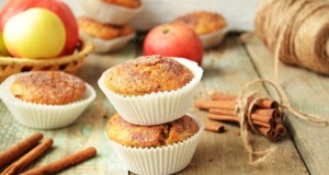 Jste milovníky skořice s jablky? Pokud ano, máme pro vás skvělý recept na hrnkové jablečné muffiny se skořicí Hrnkové jablečné muffiny se skořicí! Jste milovníky skořice s jablky? Pokud ano, máme pro vás skvělý recept na hrnkové jablečné muffiny se skořicí