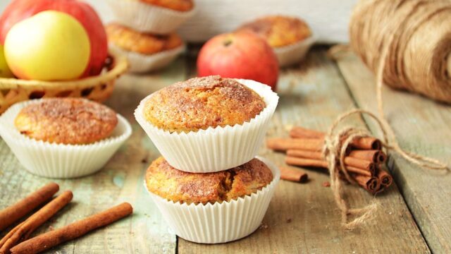 Hrnkové jablečné muffiny se skořicí! Jste milovníky skořice s jablky? Pokud ano, máme pro vás skvělý recept na hrnkové jablečné muffiny se skořicí Hrnkové jablečné muffiny se skořicí! Jste milovníky skořice s jablky? Pokud ano, máme pro vás skvělý recept na hrnkové jablečné muffiny se skořicí