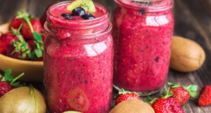 Jahodové a borůvkové smoothie s kiwi – Vynikající a osvěžující Jahodové a borůvkové smoothie s kiwi! Vynikající a osvěžující