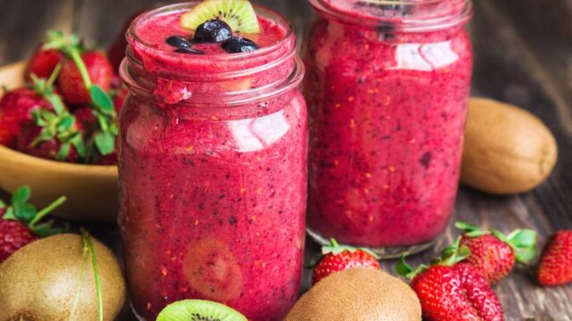 Jahodové a borůvkové smoothie s kiwi! Vynikající a osvěžující Jahodové a borůvkové smoothie s kiwi! Vynikající a osvěžující