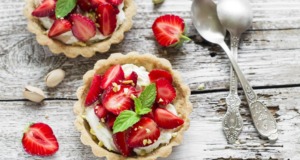 Jahodové košíčky s mascarpone krémem a pistáciemi Jahodové košíčky s mascarpone krémem a pistáciemi