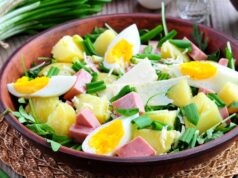 Jarní bramborový salát se šunkou, vejci a medvědím česnekem