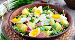 Jarní bramborový salát se šunkou, vejci a medvědím česnekem