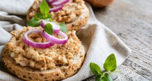 Jednoduchá škvarková pomazánka, na které si pochutnají všichni milovníci škvarků Jednoduchá škvarková pomazánka