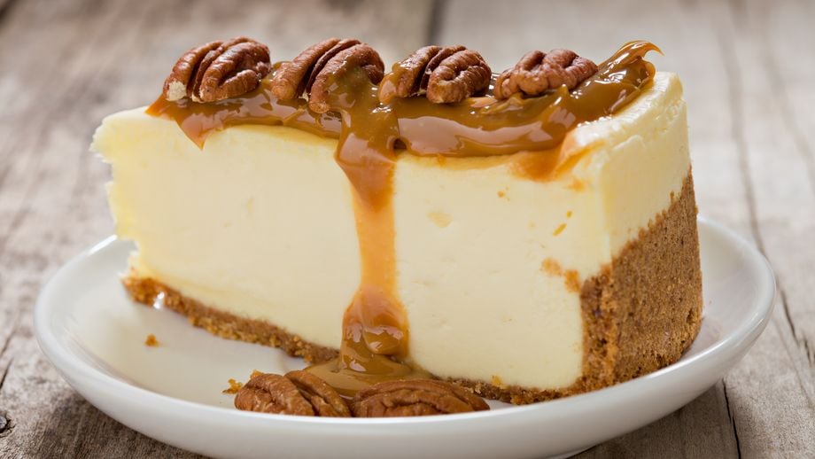 Připravte se! Sladký karamelový cheesecake s ořechy