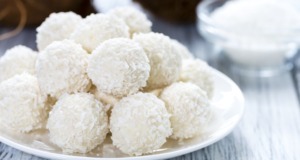 Lahodné kuličky z bílé čokolády pokryté voňavým kokosem Kokosové lanýže! Velmi chutné a jemné