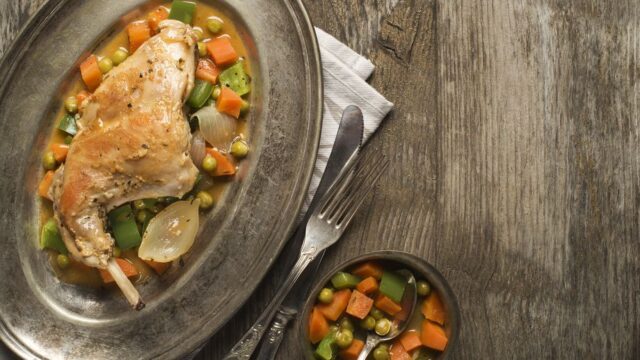 Králičí stehna s dušenou zeleninou. Chutný oběd nebe večerě? Další skvělý recept, který vám nabízíme. Určite ho vyzkoušejte