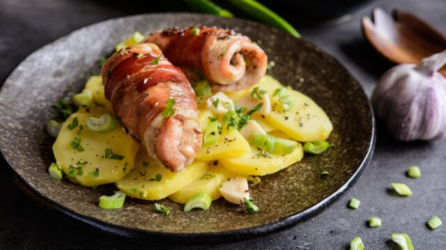 Kuřecí závitky plněné slaninou, šunkou a sýrem