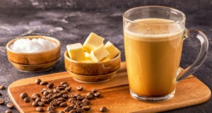 Lahodná máslová káva – Ranní dávka energie Lahodná máslová káva! Ranní dávka energie