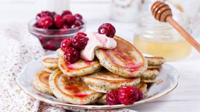 Makové lívance s třešňovým kompotem a vanilkovou šlehačkou
