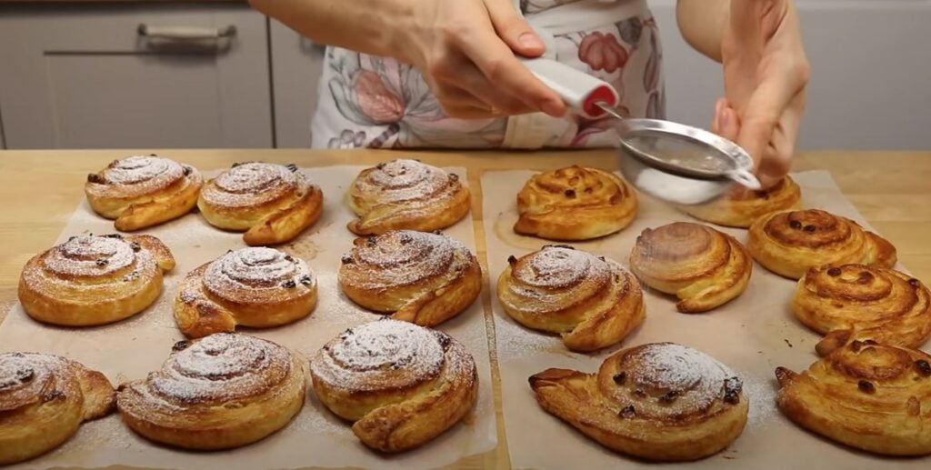 To je lahůdka! Fantastičtí šneci z kynutého těsta s vanilkovým krémem a rozinkami 