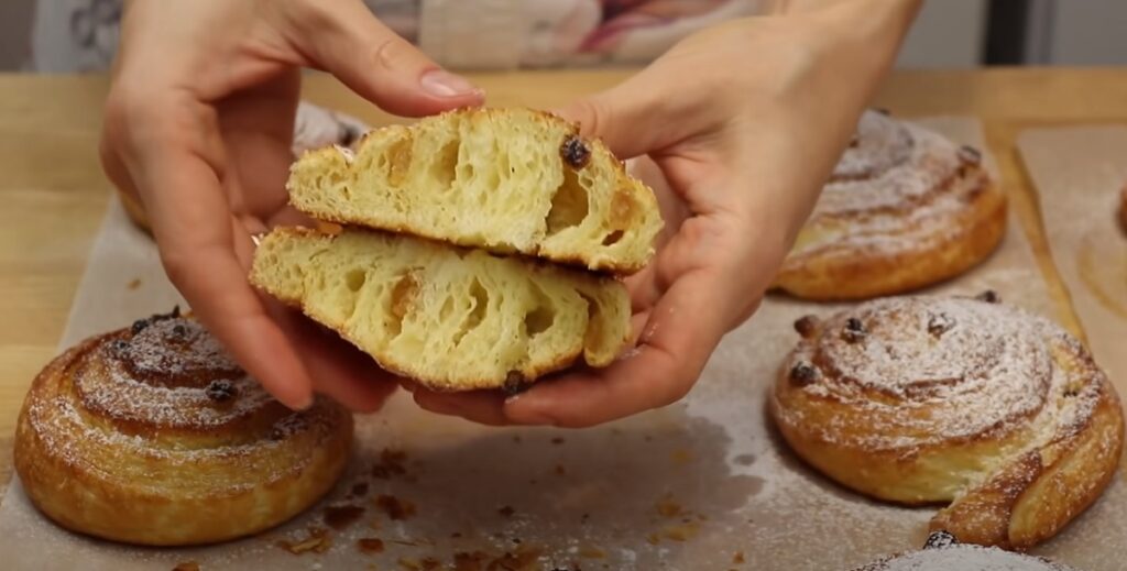 To je lahůdka! Fantastičtí šneci z kynutého těsta s vanilkovým krémem a rozinkami 