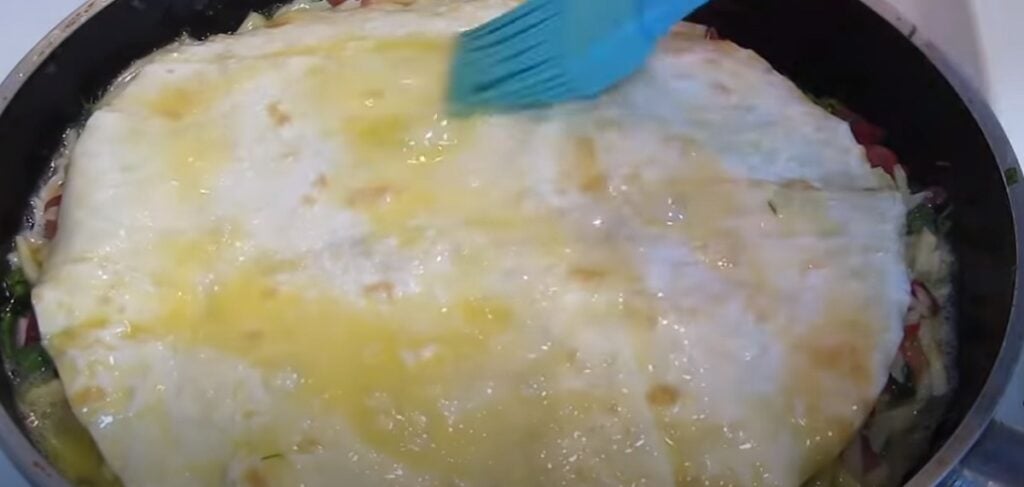 Zapečená tortilla se sýrem, šunkou, vejcem a zelenou zeleninou - Skvělá snídaně!