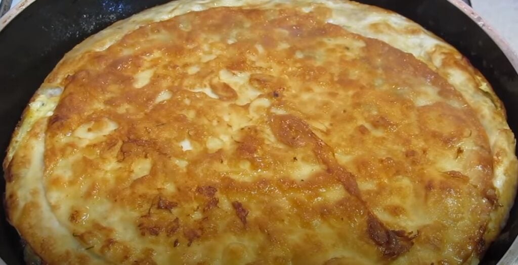 Zapečená tortilla se sýrem, šunkou, vejcem a zelenou zeleninou - Skvělá snídaně!