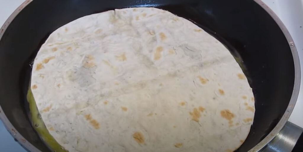 Zapečená tortilla se sýrem, šunkou, vejcem a zelenou zeleninou - Skvělá snídaně!