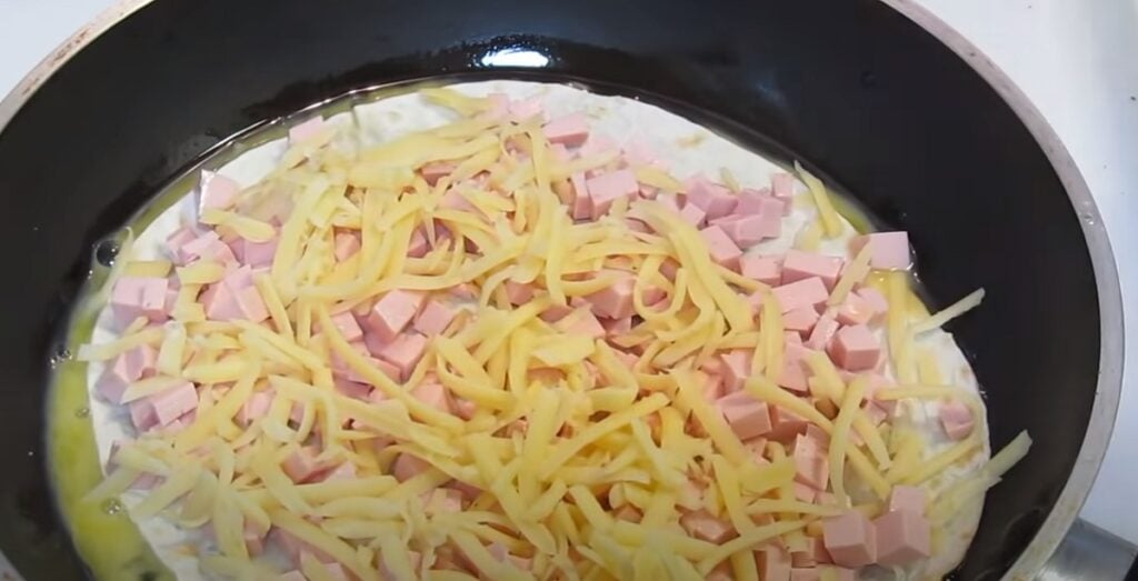 Zapečená tortilla se sýrem, šunkou, vejcem a zelenou zeleninou - Skvělá snídaně!