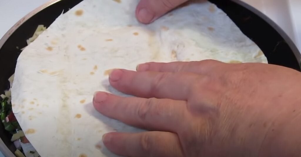 Zapečená tortilla se sýrem, šunkou, vejcem a zelenou zeleninou - Skvělá snídaně!