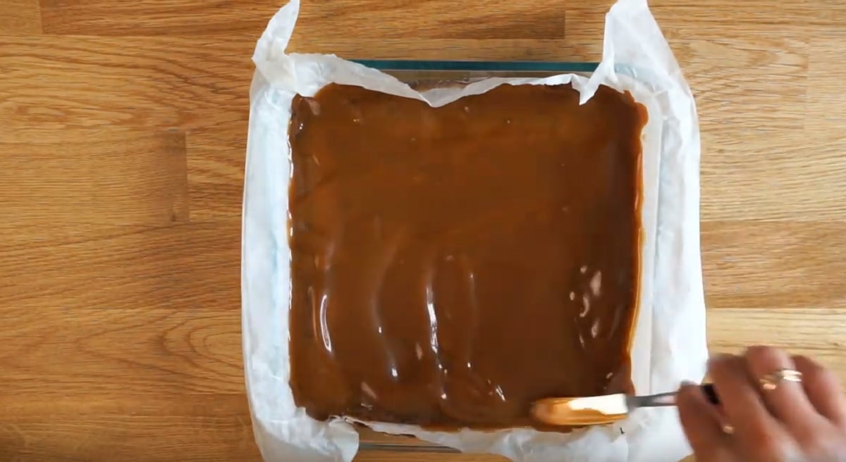 Tomu neodoláte! Čokoládové brownie s karamelovou polevou a ořechy 