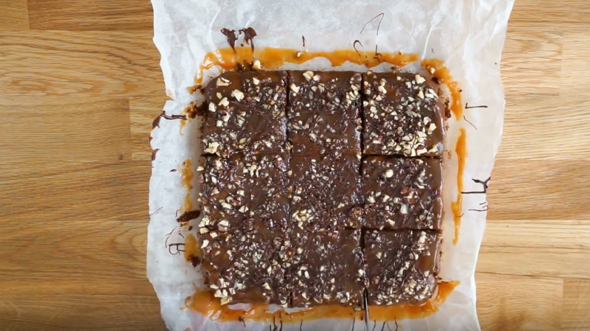 Tomu neodoláte! Čokoládové brownie s karamelovou polevou a ořechy 