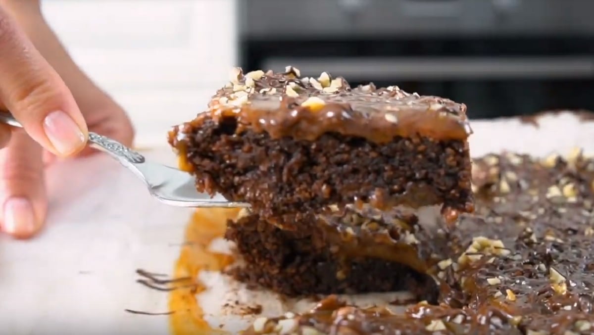 Tomu neodoláte! Čokoládové brownie s karamelovou polevou a ořechy 