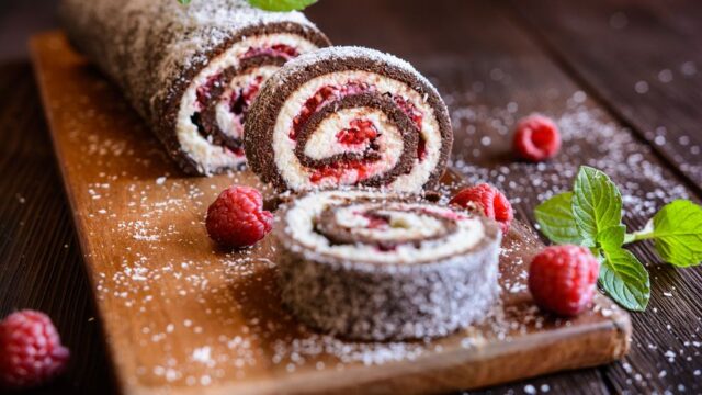 Nepečená čokoládovo-kokosová roláda s malinami. Dokonalá roláda pro rodinu a přátelé