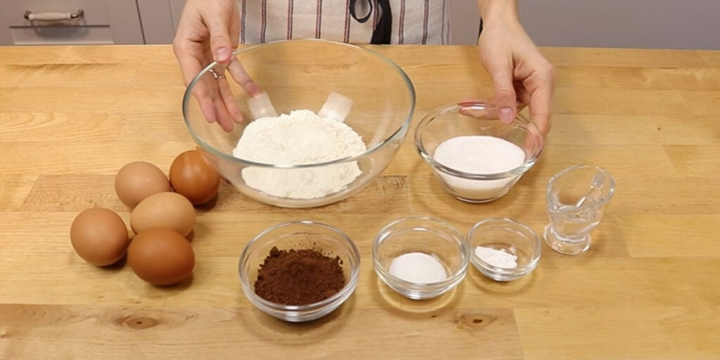 Jednoduchý recept na nadýchanou pandișpan roládu - která se peče společně s lahodnou náplní!