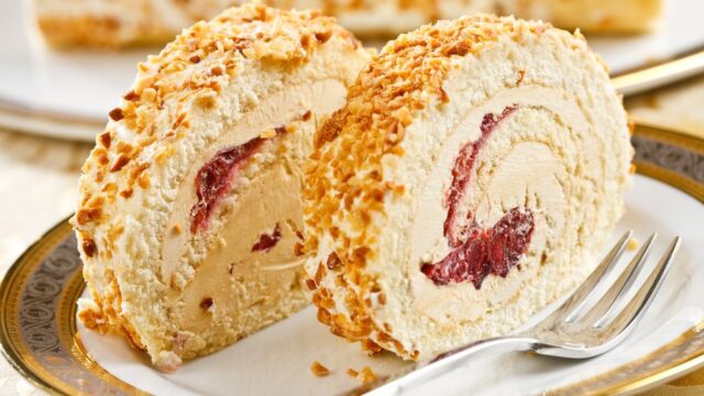 Ořechová roláda s mascarpone a višňovým džemem