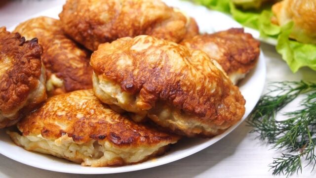 Smažené šťavnatejší placky na talíři