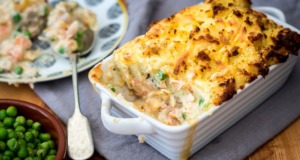 Pastýřský koláč s lososem – delikátní losos ve smetanové omáčce pod bramborovo-sýrovou krustou! Pastýřský koláč s lososem