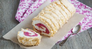 Pavlova roláda s malinovým pyré – lehoučká jako obláček… Pavlova roláda s malinovým pyré