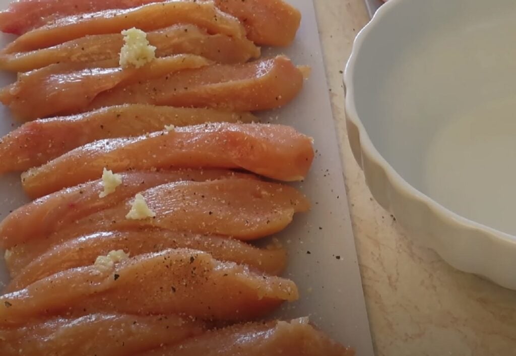 Vaříme s radostí! Šťavnaté kuřecí prsní proužky obalené v aromatické slanině! 