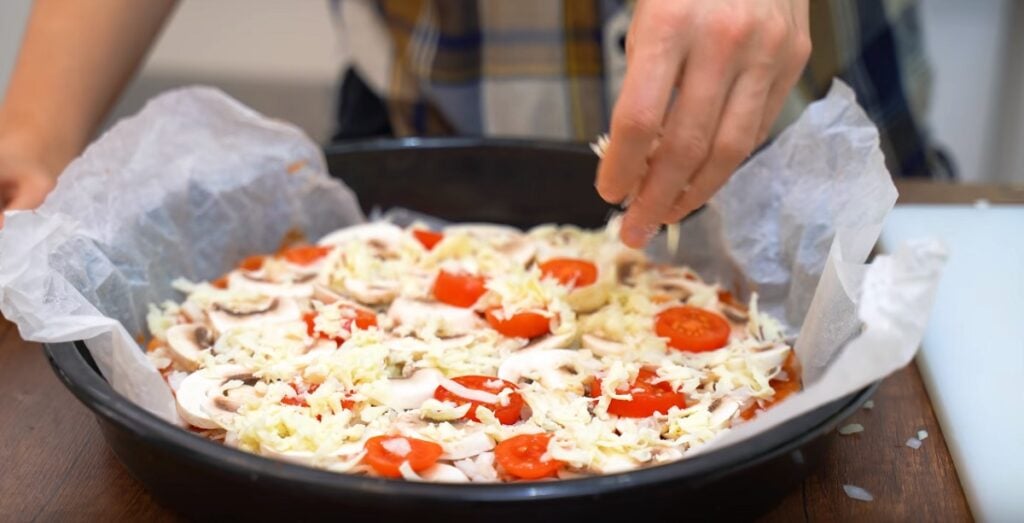 Chutná netradiční pizza z masa a chleba, ze snadno dostupných surovin - Snadná, rychlá a chutná večeře!