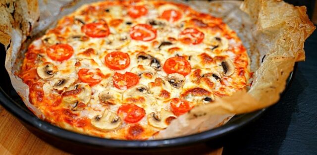 Chutná domácí pizza ze snadno dostupných surovin - Snadná, rychlá a chutná večeře!