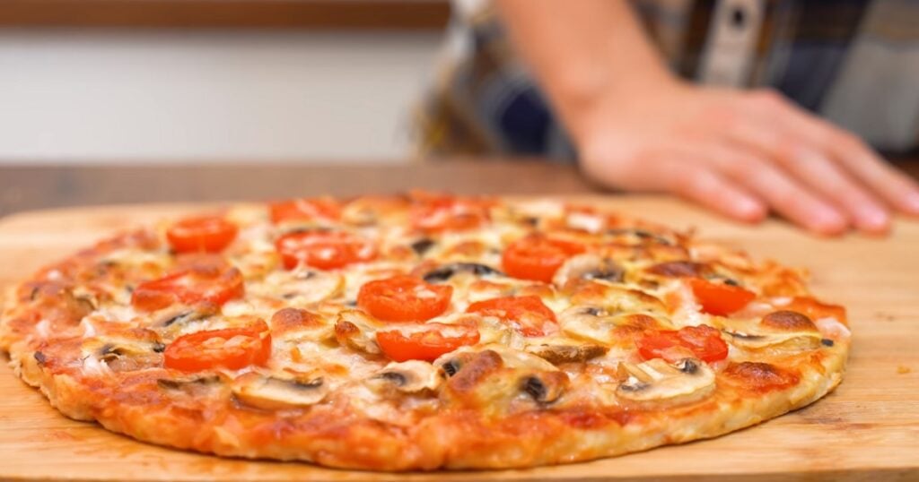 Chutná netradiční pizza z masa a chleba, ze snadno dostupných surovin - Snadná, rychlá a chutná večeře!