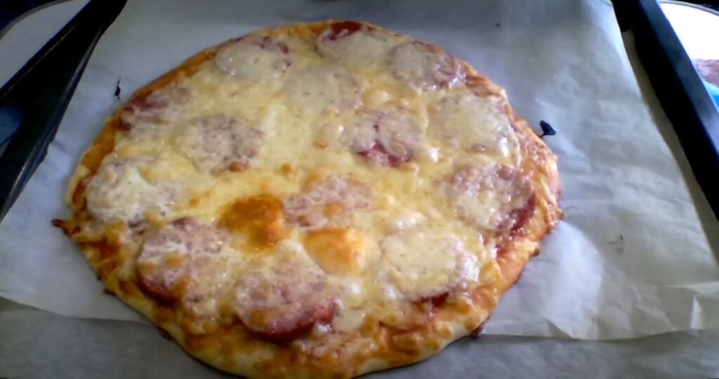 Vynikající pizza s tenkou kůrkou, vyrobená z kefíru. Rychlý recept!